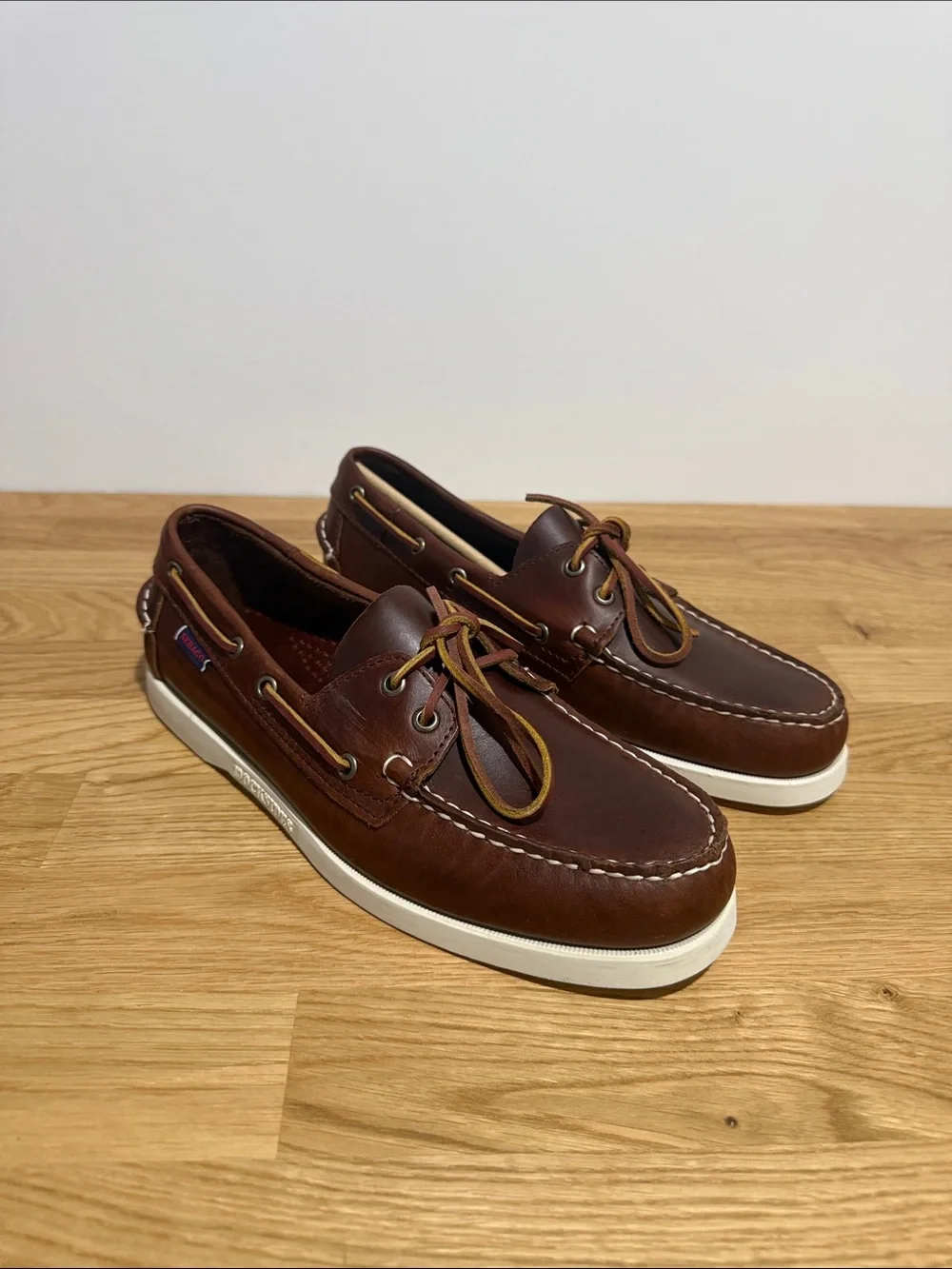Brand new men’s size 9 Sebago Chestnut Brown Leather Boat Shoes with White Sole